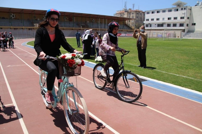 «تنفسن بعمق».. مبادرة لحث فتيات غزة على ركوب الدراجات