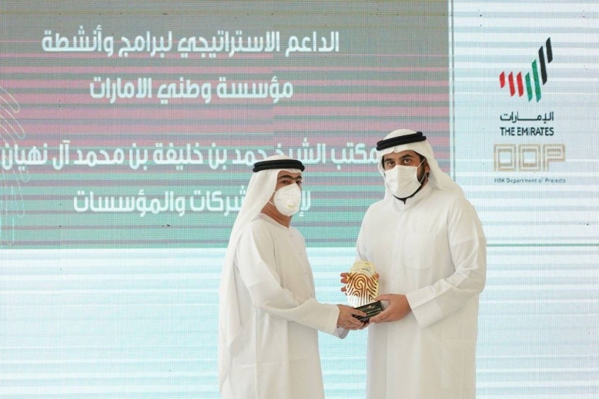 أحمد بن محمد يكرّم الفائزين بجائزة «وطني الإمارات للعمل الإنساني»
