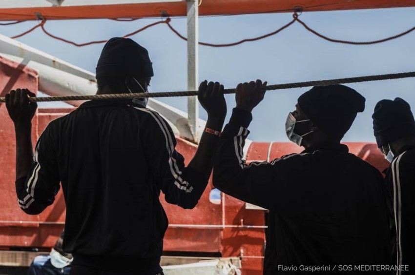 البحرية الليبية تنقذ 172 مهاجراً أفريقياً قبالة سواحل الزاوية