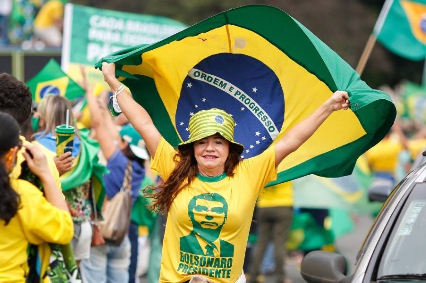 آلاف البرازيليين يتظاهرون تأييداً لبولسونارو.. ويفوضونه «إنزال الجيش»
