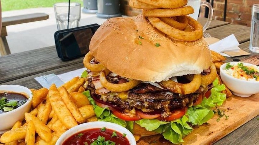 مطعم أسترالي يتوج أول فائز بتحدي «البرغر العملاق»