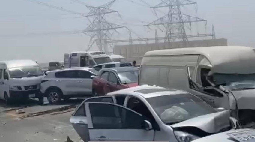 تصادم 34 مركبة على شارع الإمارات بالاتجاه من دبي للشارقة