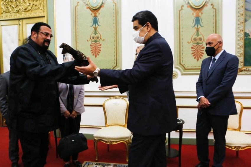 بالصور.. ستيفن سيغال يقدّم سيف ساموراي للرئيس الفنزويلي