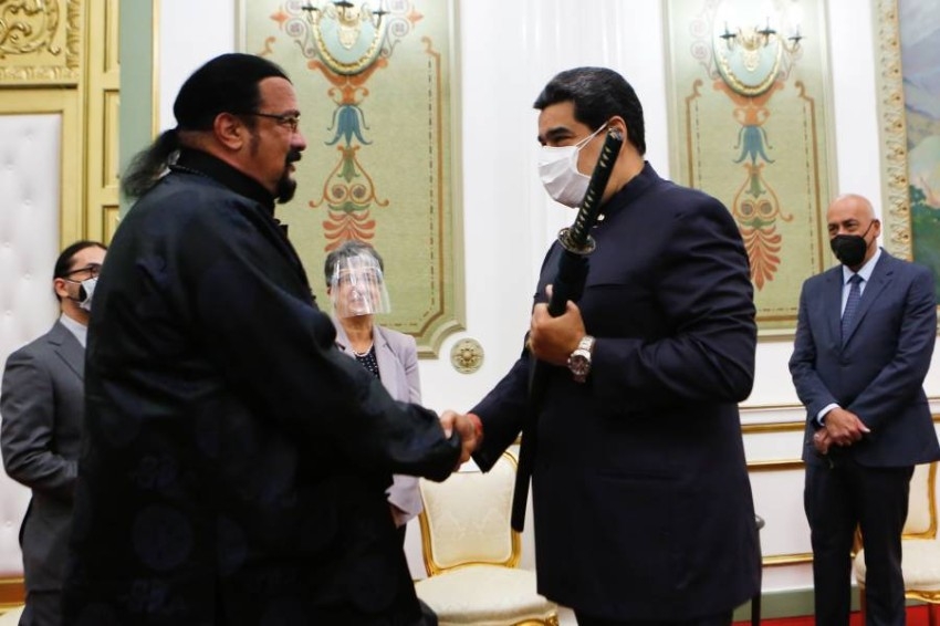 بالصور.. ستيفن سيغال يقدّم سيف ساموراي للرئيس الفنزويلي