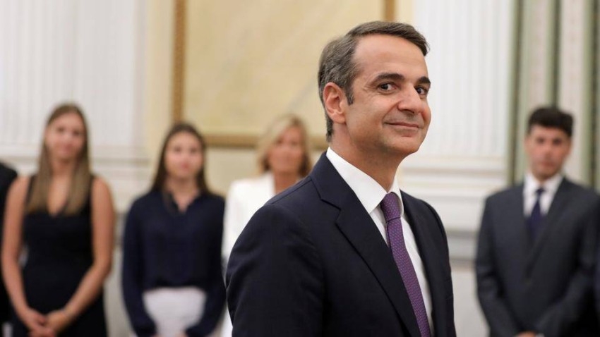 رئيس الوزراء اليوناني يرى أن وضع كوفيد-19 يتحسن «كثيراً»