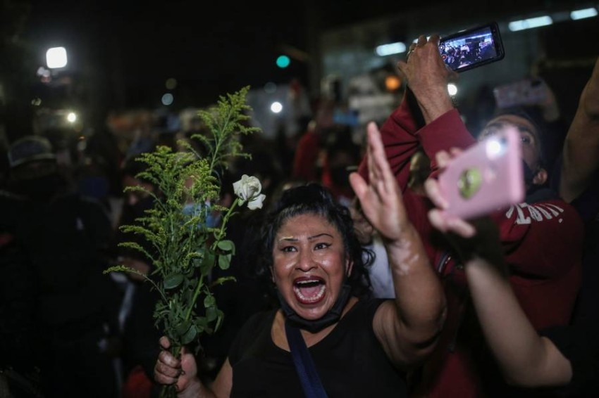 مئات المتظاهرين يطالبون بالعدالة عقب حادث المترو في المكسيك
