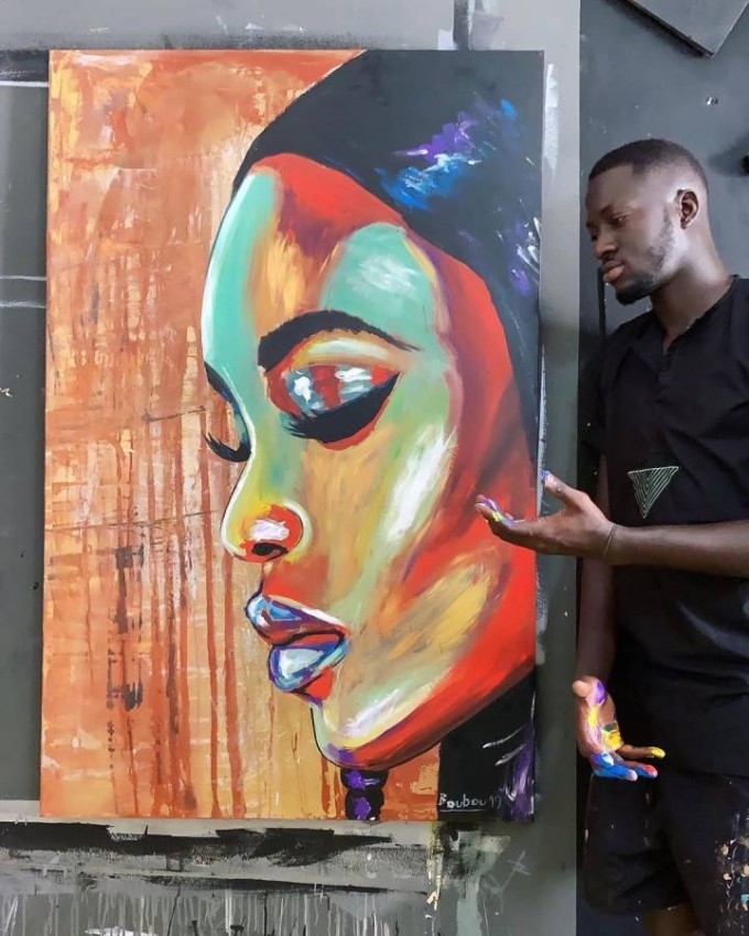 بالفيديو.. فنان سنغالي يرسم نيمار بقدمه وجوبز بالموبايل ويستبدل القفاز والكرة بالريشة