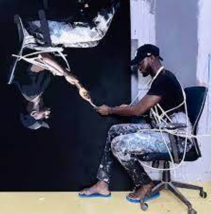 بالفيديو.. فنان سنغالي يرسم نيمار بقدمه وجوبز بالموبايل ويستبدل القفاز والكرة بالريشة