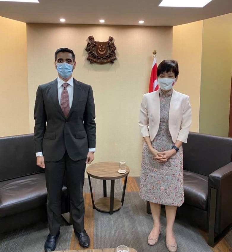 سفير الدولة يلتقي وزيرة الاستدامة والبيئة في سنغافورة