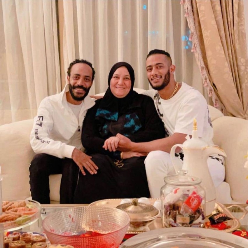 محمد رمضان ينشر صوراً لأسرته وزوجته: «عيلة رمضان.. ربنا يحفظكم»