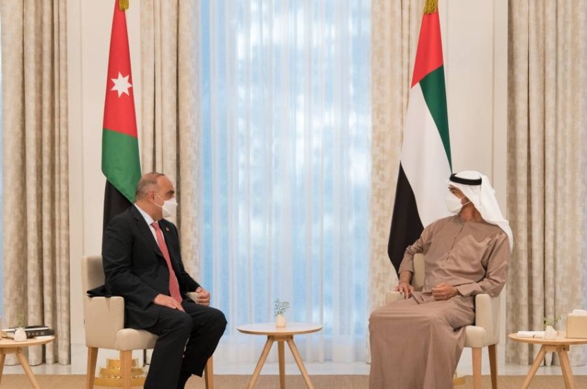 محمد بن زايد يتلقى رسالة من عبدالله الثاني نقلها رئيس وزراء الأردن