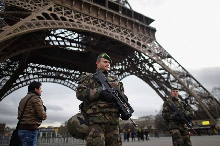 فرنسا تحت صدمة التخويف «العسكري» من الحرب الأهلية