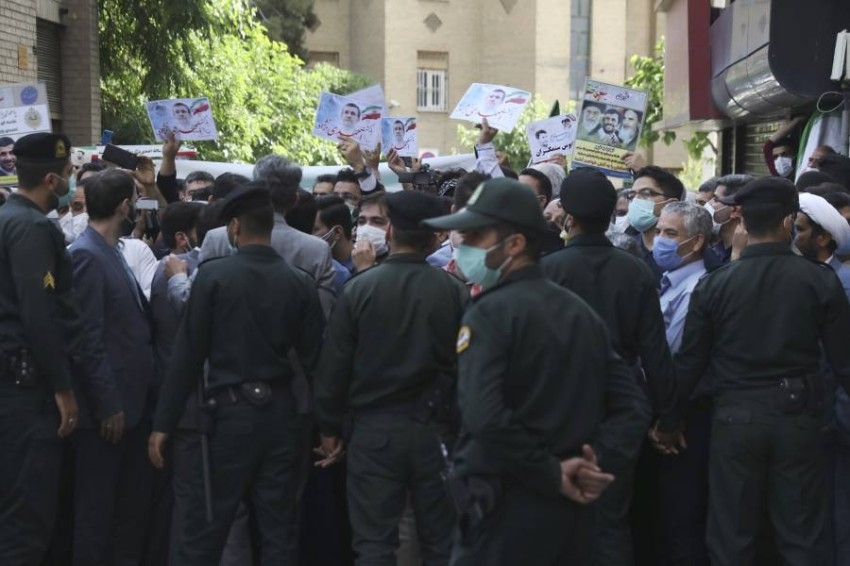 رئيس إيران السابق نجاد يتقدم بأوراق ترشحه للانتخابات الرئاسية