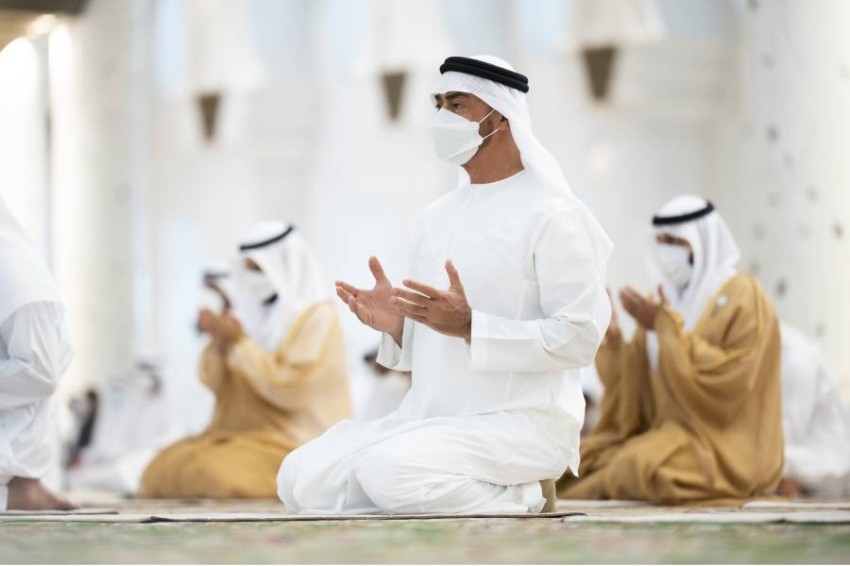 محمد بن زايد يؤدي صلاة عيد الفطر في جامع الشيخ زايد الكبير بأبوظبي