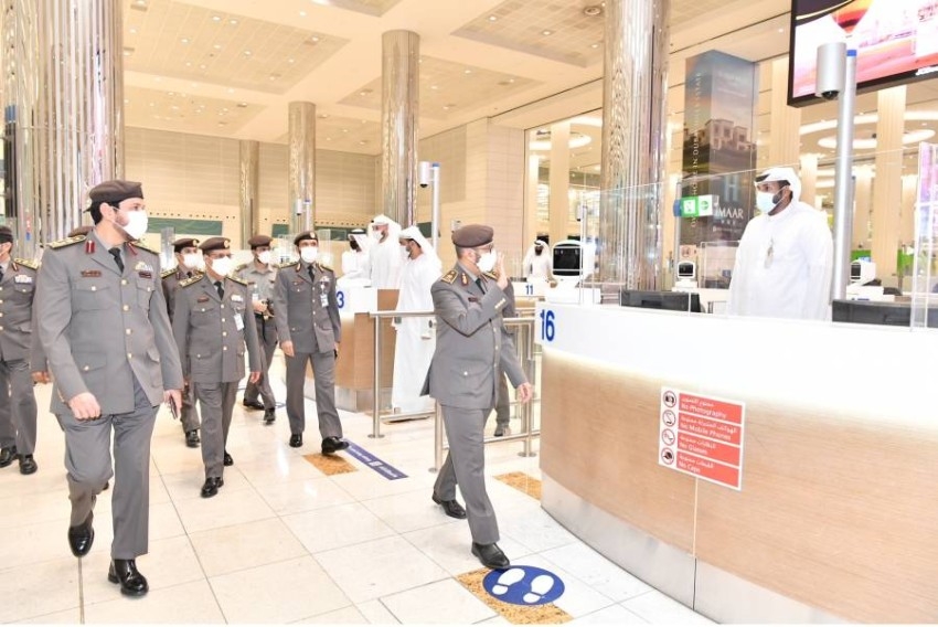 مسؤولو «إقامة دبي» يطلعون على سير العمل بالمطارات خلال العيد