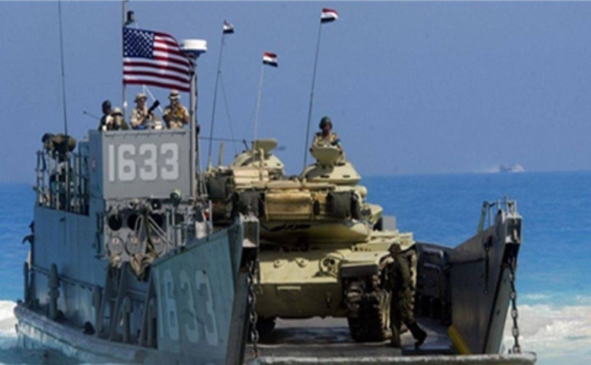 القوات البحرية المصرية والأمريكية تنفذان تدريباً بحرياً عابراً في البحر الأحمر