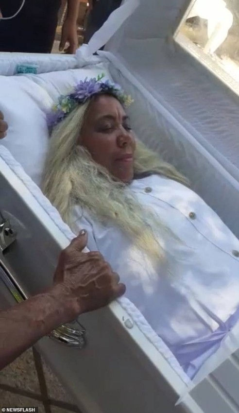 وسط دموع أقاربها.. امرأة توثق تجربة موتها بجنازة وهمية