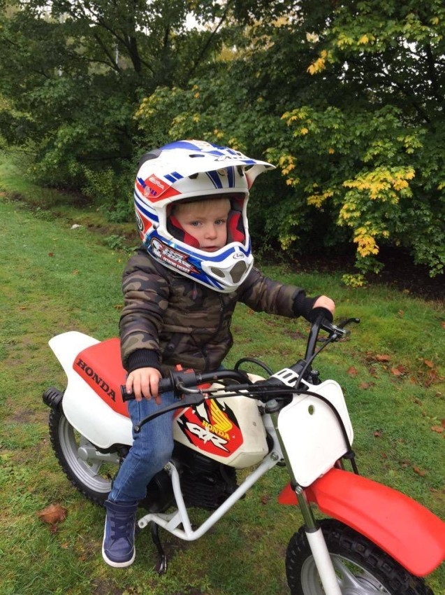بالفيديو.. طفل العامين يقود دراجة نارية بسرعة 35 ميلاً