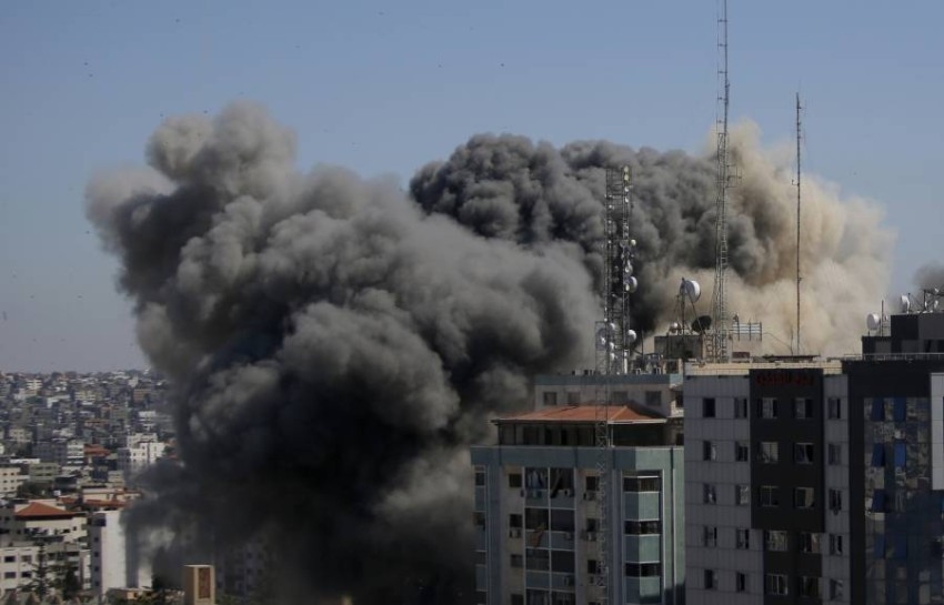الطائرات الإسرائيلية تدمر برجاً سكنياً يضم مكاتب لوسائل إعلام عالمية في وسط غزة