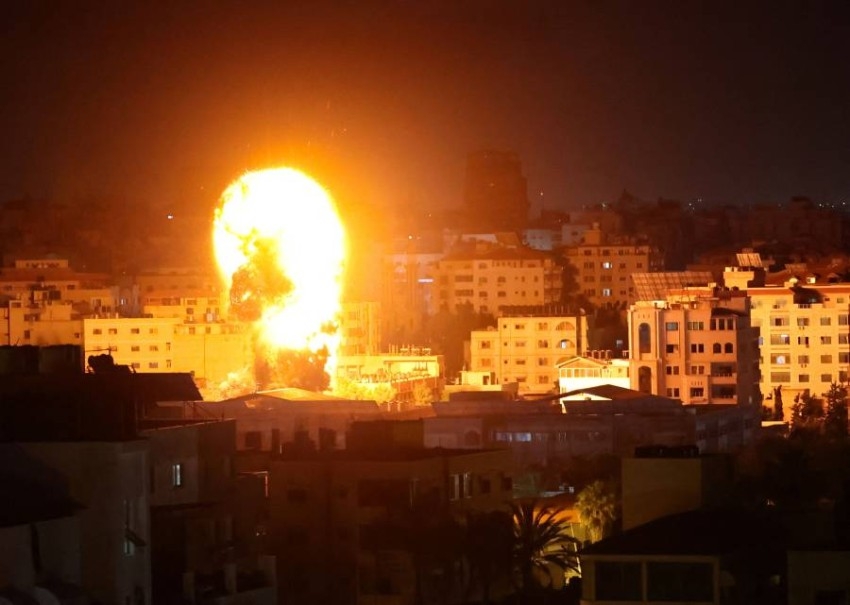 إسرائيل تشن عشرات الضربات الجوية على غزة مع دخول القتال أسبوعه الثاني