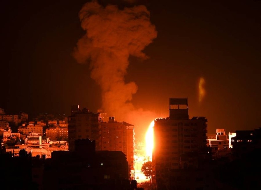 إسرائيل تشن عشرات الضربات الجوية على غزة مع دخول القتال أسبوعه الثاني