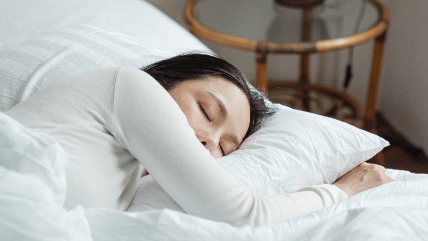 أفضل الطرق الصحيحة للنوم لمن يعانون آلام الظهر والرقبة