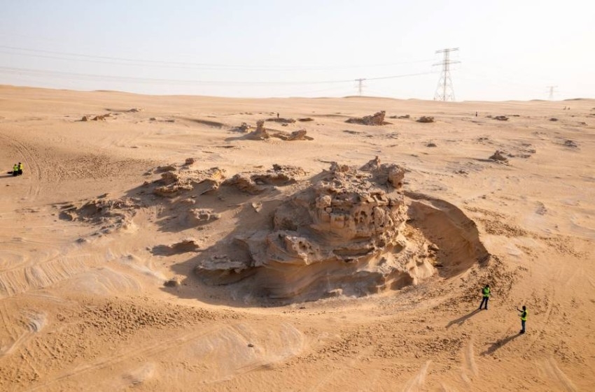 «بيئة أبوظبي» تواصل تطوير موقع الكثبان الرملية الأحفورية في الوثبة