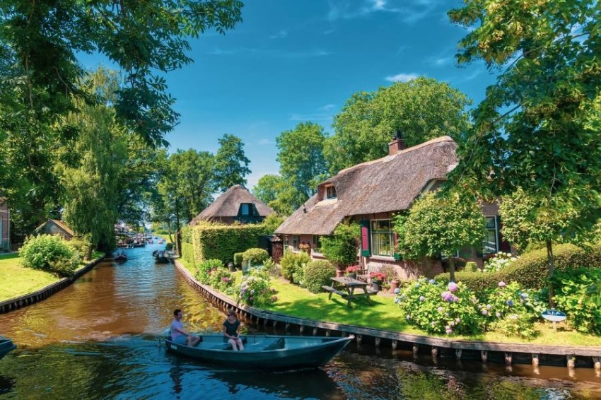 هولندا.. حديقة أوروبا الشاسعة وموطن الزهور وطواحين الهواء