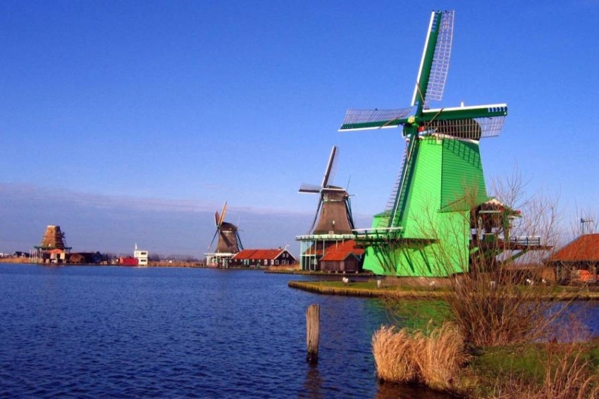 هولندا.. حديقة أوروبا الشاسعة وموطن الزهور وطواحين الهواء