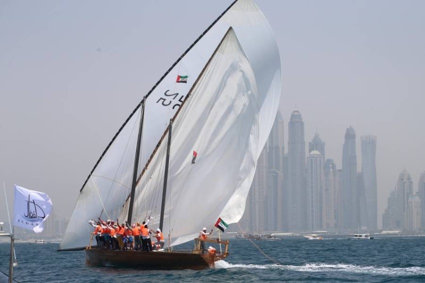حمدان بن محمد يوجه بتنظيم سباق القفال التراثي البحري
