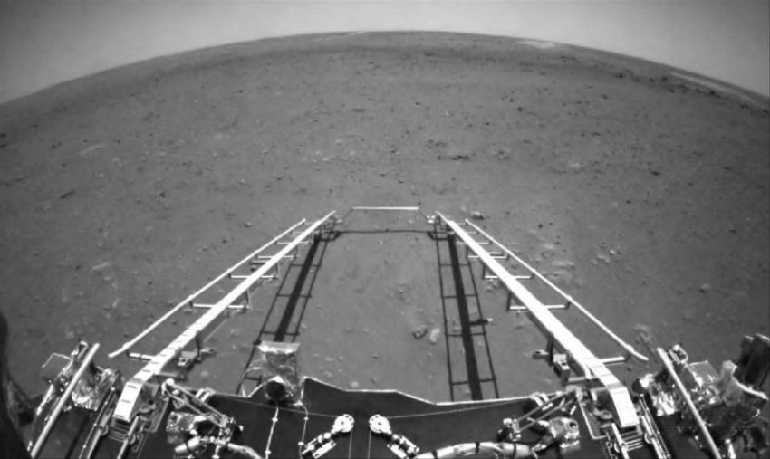 الروبوت الصيني يرسل صوره الأولى من المريخ