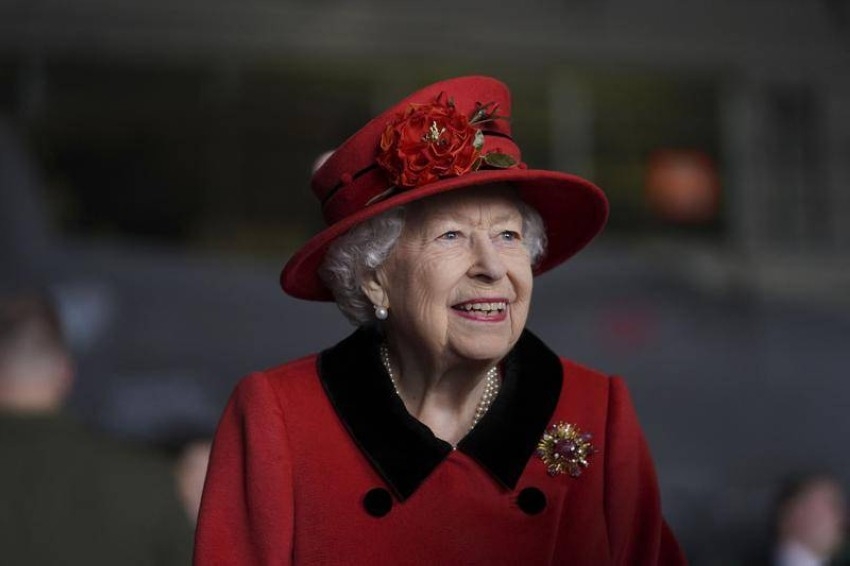 في أحدث إطلالتها.. الملكة إليزابيث بالأحمر تكريماً لزوجها