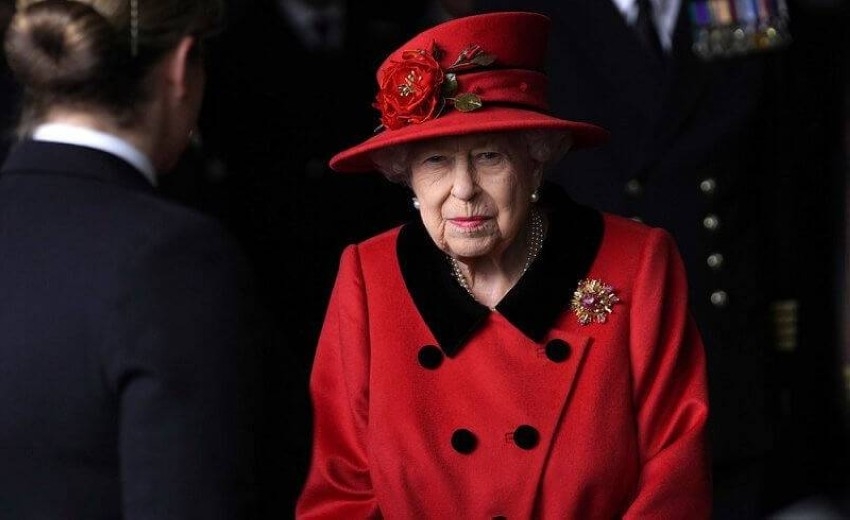 في أحدث إطلالتها.. الملكة إليزابيث بالأحمر تكريماً لزوجها