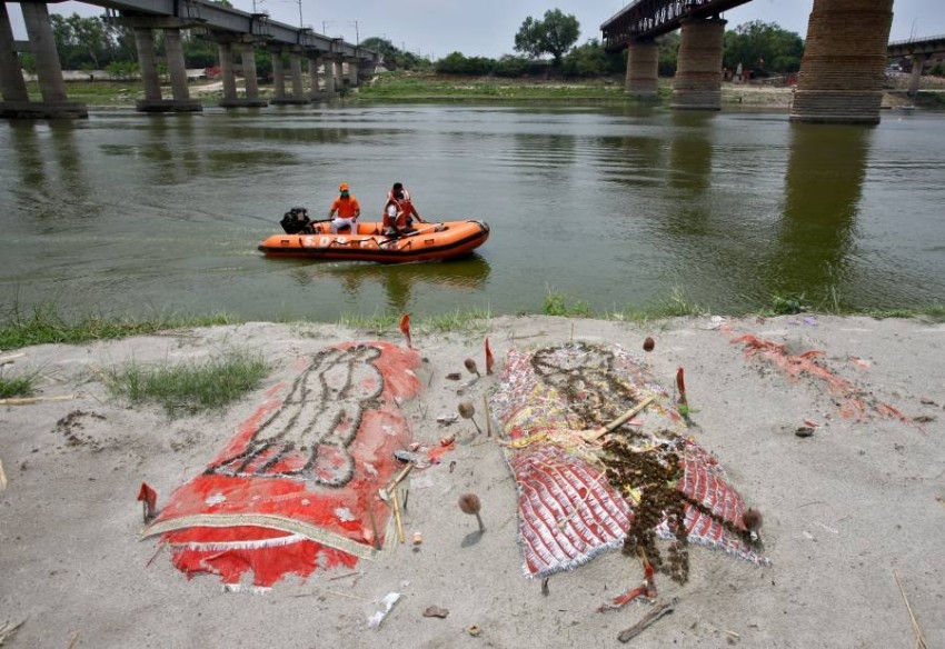 صور.. غموض حول ظهور مئات الجثث الطافية فوق نهر «مقدس» بالهند
