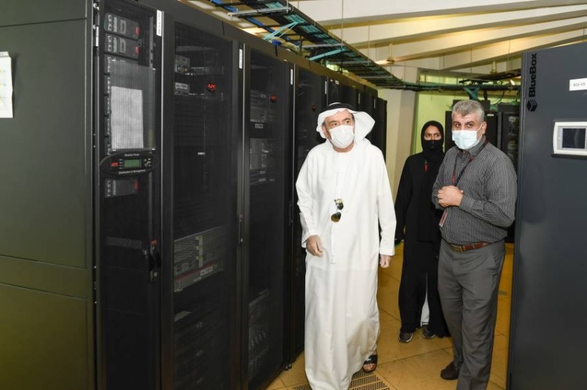 زكي نسيبة يتفقد مركز البيانات الخضراء في جامعة الإمارات