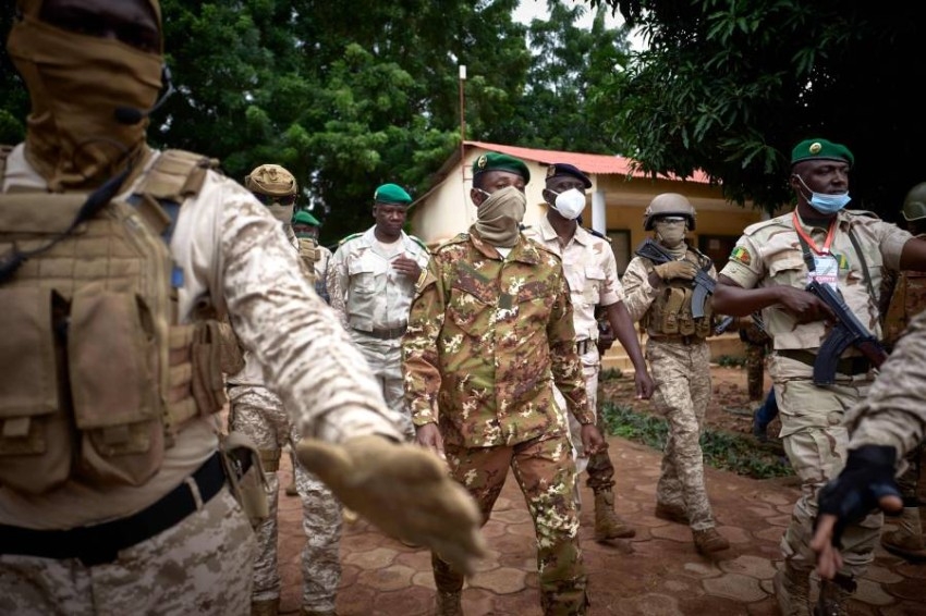 الجيش في مالي يعتقل الرئيس ورئيس الوزراء ووزير الدفاع