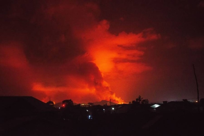 بالفيديو.. سيلفي قبل الفرار أمام البركان الثائر والبيوت المحترقة في الكونغو