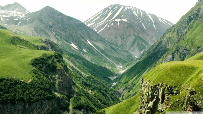 الجبل الأخضر بعمان.. واحات جبلية وكهوف رائعة وقسمة عادلة بين السياح العرب والأجانب