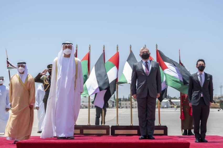 محمد بن زايد يصل الأردن والملك عبدالله الثاني في مقدمة مستقبليه
