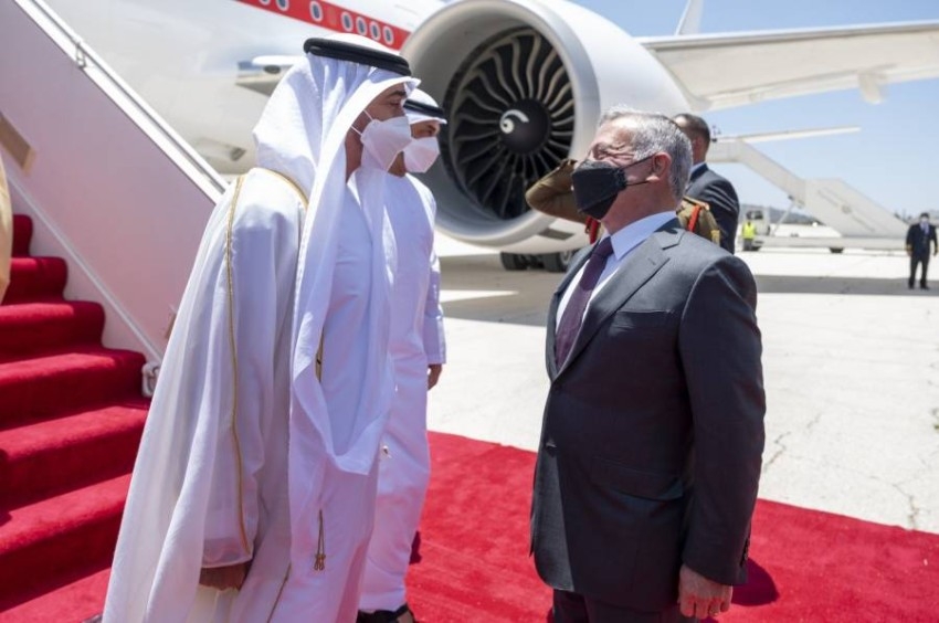 محمد بن زايد يصل الأردن والملك عبدالله الثاني في مقدمة مستقبليه