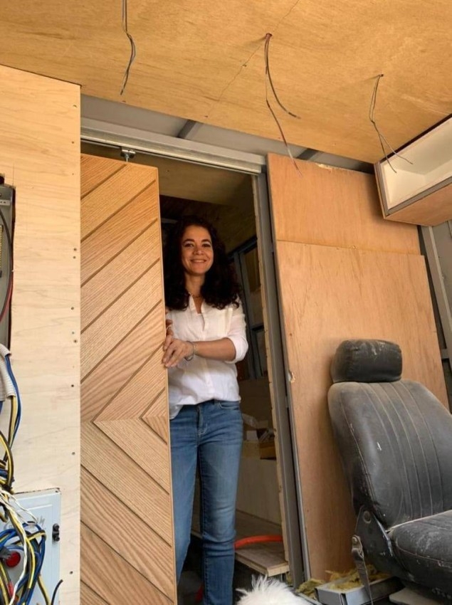 يارا شلبي بطلة رالي تحول أتوبيساً لوحدة سكنية