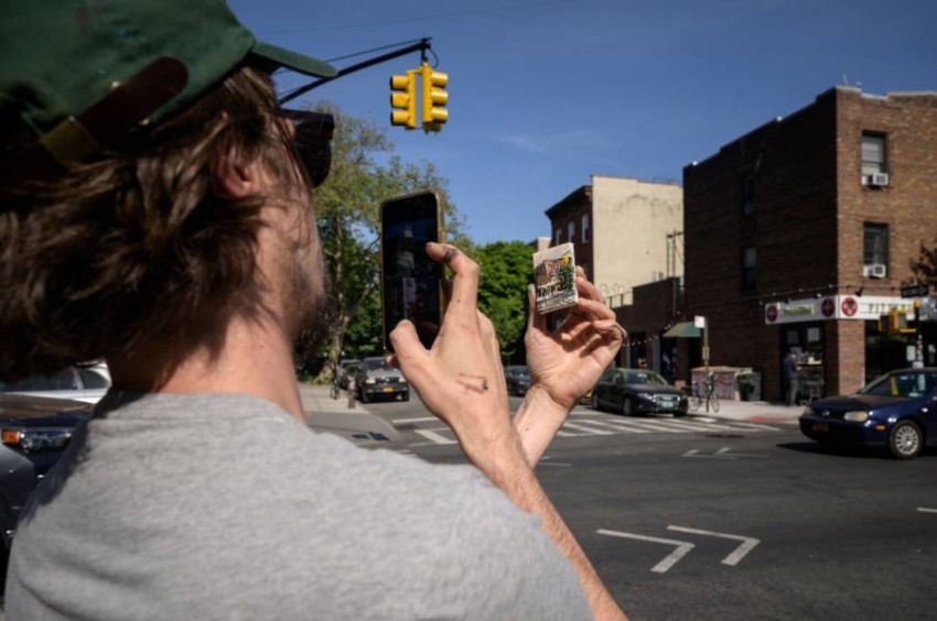 «ابحث عن الكنز».. مسابقة للعثور على لوحات فنية مصغرة في شوارع بروكلين