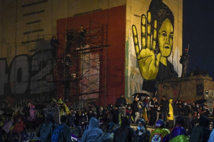الرئيس الكولومبي ينشر الجيش في مدينة كالي وسط احتجاجات عنيفة