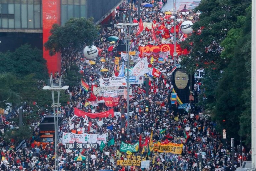 آلاف البرازيليين يطالبون في مسيرة مناوئة لبولسونارو بـ«توفير اللقاحات»