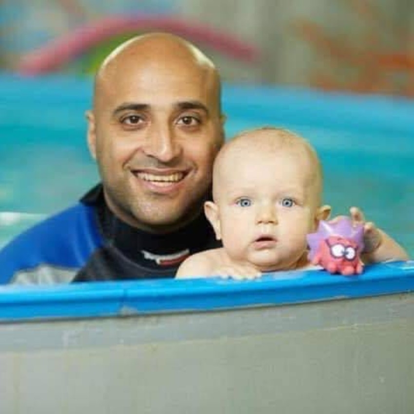 يمكن تعلمها في عمر شهرين.. لماذا يجب تعليم رضيعك السباحة؟