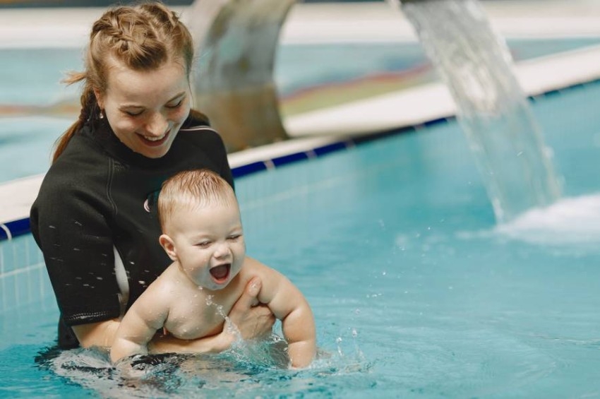 يمكن تعلمها في عمر شهرين.. لماذا يجب تعليم رضيعك السباحة؟