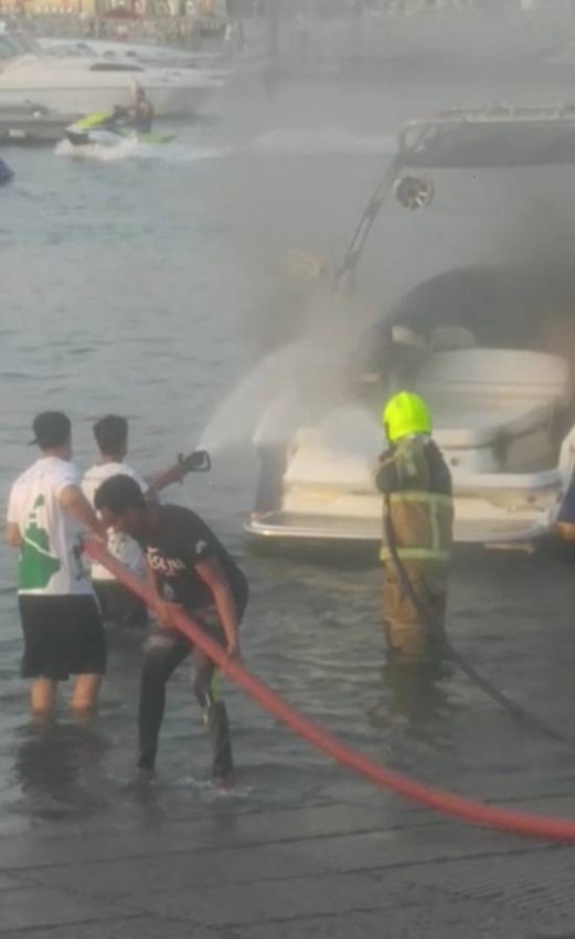 إخماد حريق قارب في ميناء أم سقيم ولا إصابات