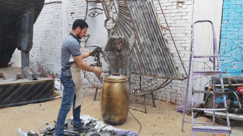 بالفيديو.. فنان مصري يحول الخردة إلى تماثيل مبهرة