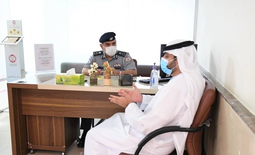 مدير عام شرطة أبوظبي يطلع على سير العمل ويلتقي بالمتعاملين بمركز الهيلي