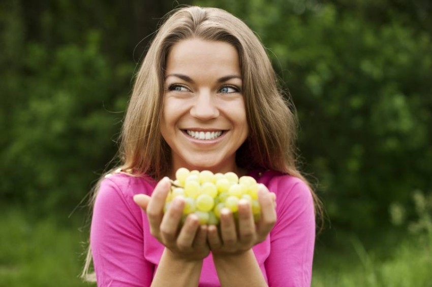 الوقاية من السرطان وخفض ضغط الدم.. تعرف على فوائد العنب المذهلة